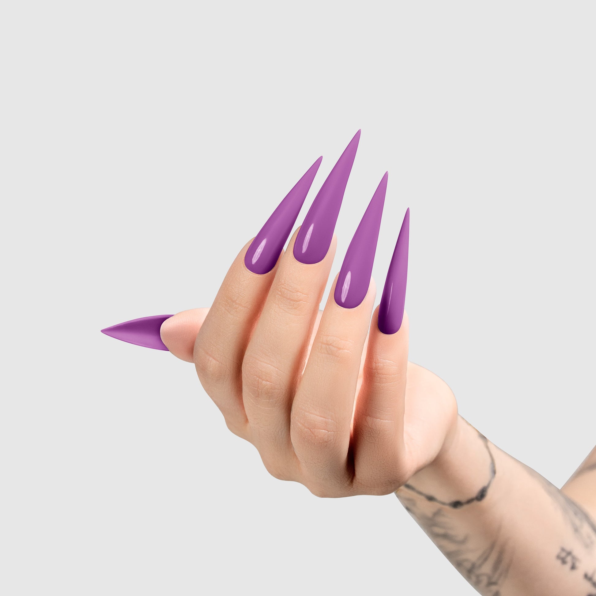 CHAUN LEGEND Gel - Poison Plum LG5187 - Light Hand Swatch