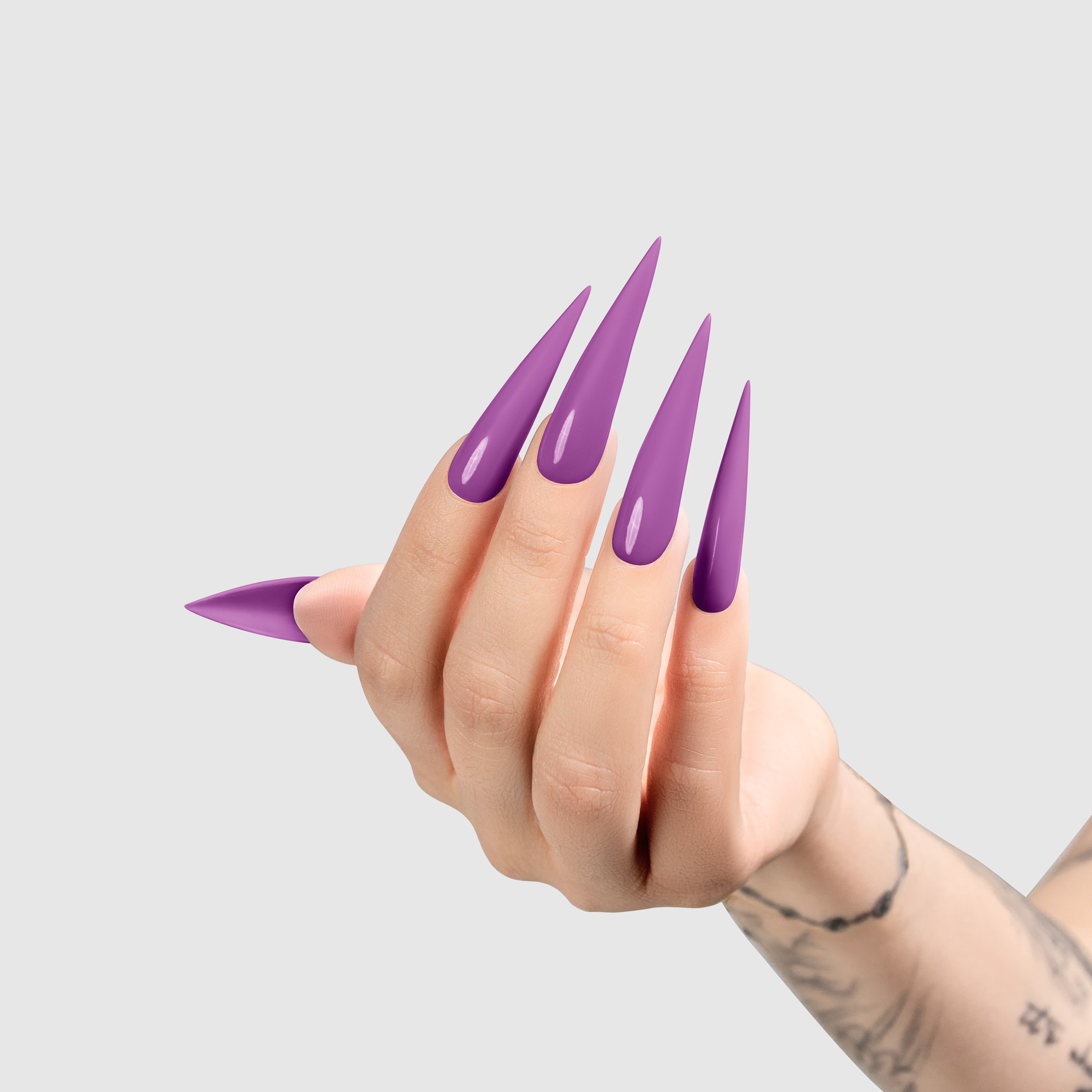 CHAUN LEGEND Gel - Poison Plum LG5187 - Light Hand Swatch