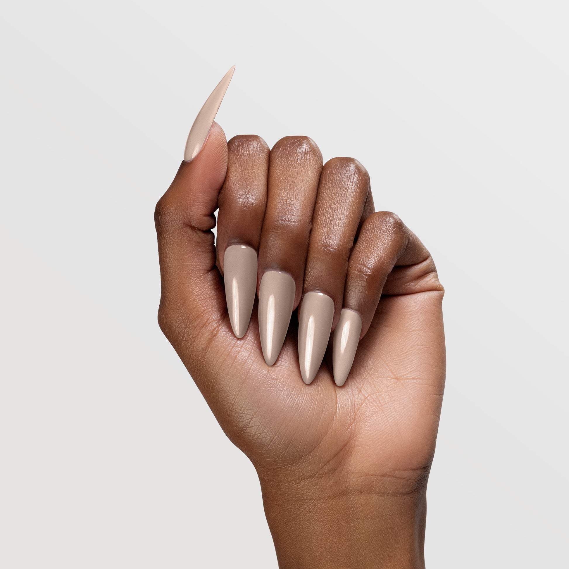 CHAUN LEGEND Gel - Rumor Has It LG5193 - Dark Hand Swatch